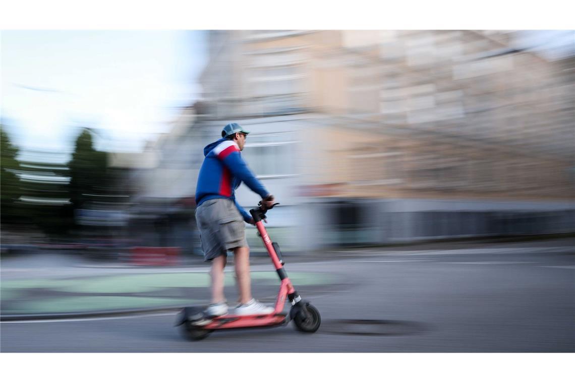 Rücksichtsloses Fahren meist schuld an E-Scooter-Unfällen Rücksichtsloses Fahren ist einer Studie für den Großteil von E-Scooter-Unfällen verantwortlich. (Illustration)