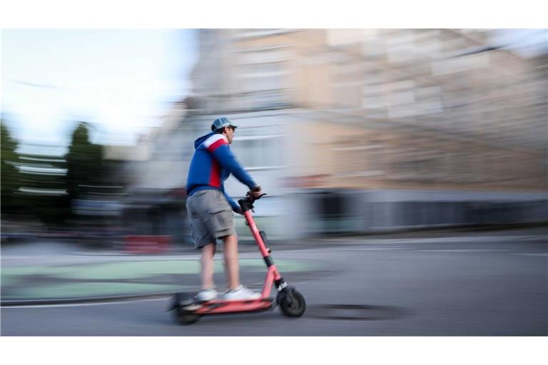 Rücksichtsloses Fahren ist einer Studie für den Großteil von E-Scooter-Unfällen verantwortlich. (Illustration)