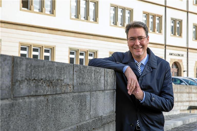 Rückt das Miteinander in den Fokus: Landrat Richard Sigel in Backnang beim ehemaligen Schloss, einst Sitz des Oberamts. Foto: A. Becher