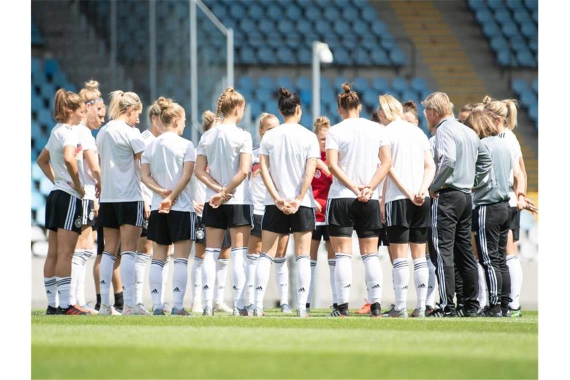 Rückt nach dem Ausfall der Spielmacherin enger zusammen: Das deutsche Frauen-Team steht beim Training im Kreis. Foto: Sebastian Gollnow