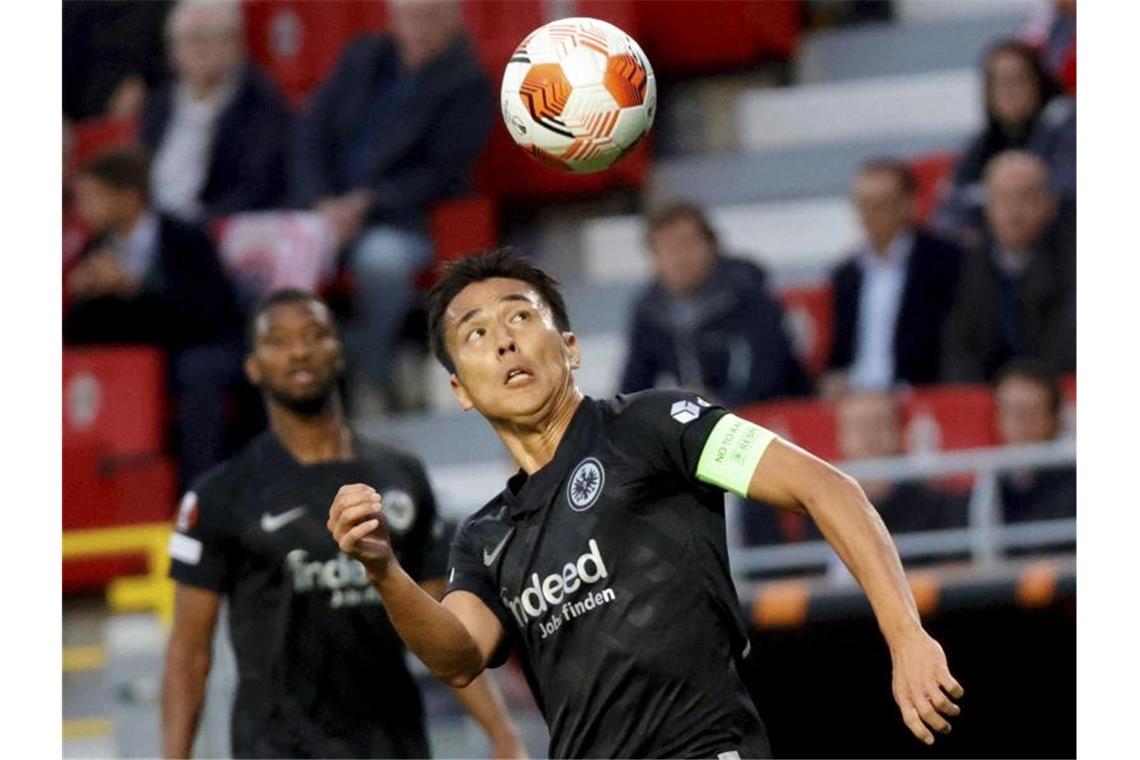 Rückte in die Frankfurter Startelf: Eintracht-Kapitän Makoto Hasebe. Foto: Olivier Matthys/AP/dpa