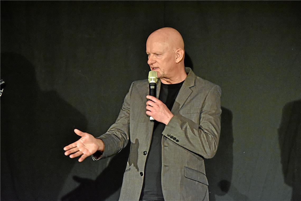 Rüdiger Hoffmann erzählt im Merlin heitere Anekdoten. Foto: Tobias Sellmaier