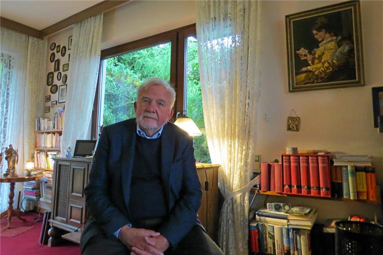 Rüdiger Safranski hat sich vor seiner Abreise noch Zeit für ein Gespräch im Haus von Heinz-Georg Kowalski genommen. Fotos: Christine Schick