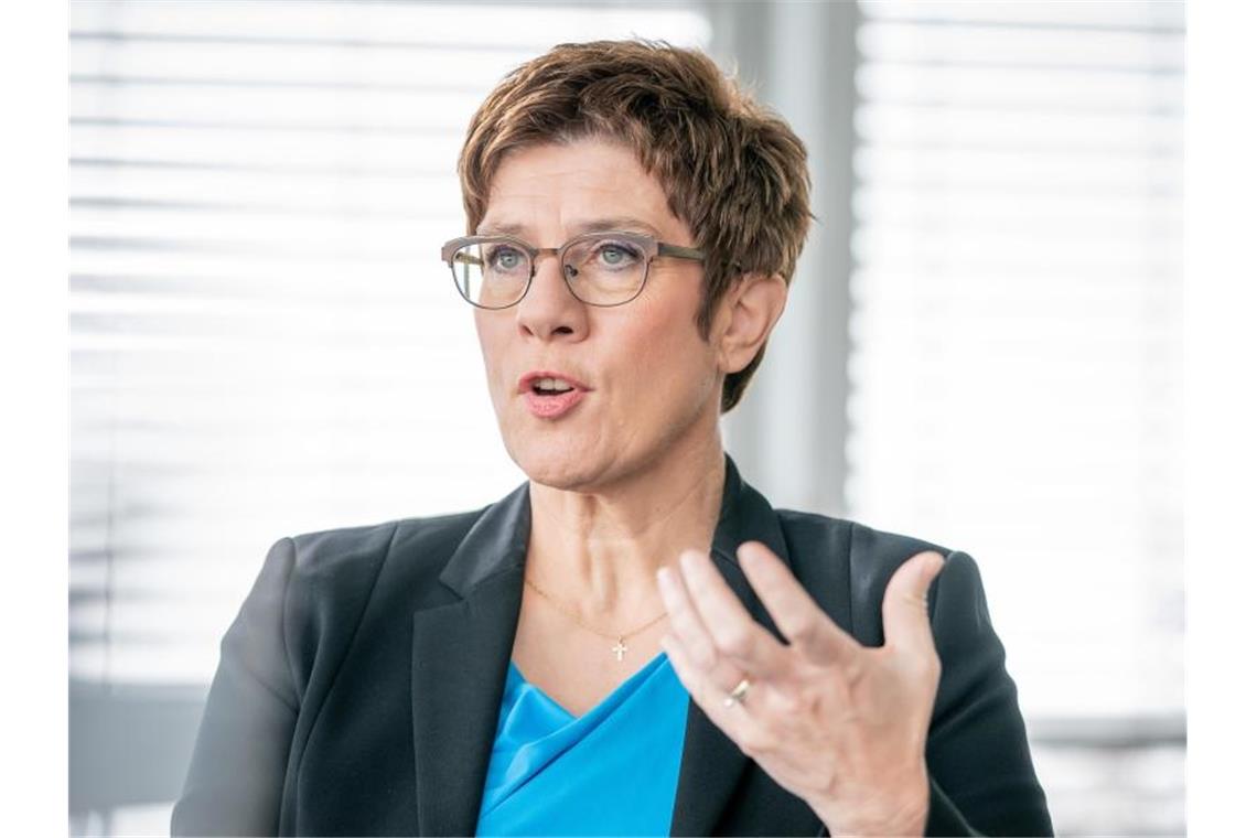 Ruft zu Fairness auf: Annegret Kramp-Karrenbauer, CDU-Bundesvorsitzende und Verteidigungsministerin. Foto: Michael Kappeler/dpa