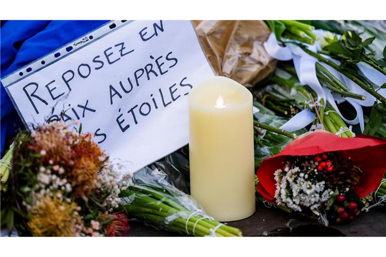 "Ruhet in Frieden bei den Sternen", steht auf einer Botschaft am Brandort.