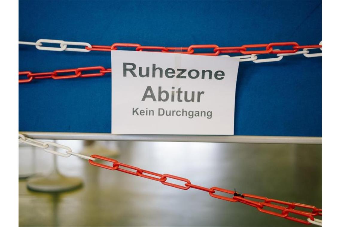 „Ruhezone Abitur Kein Durchgang“ steht auf einer Absperrung in einer Schule. Foto: Ole Spata/dpa/Symbolbild