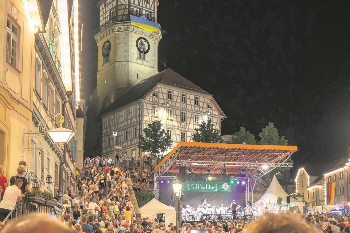 Nur geringe Verluste am Regen-Samstag Ruhig und besonnen gehen die trubelreichen Straßenfest-Tage zu Ende. Foto: A. Becher