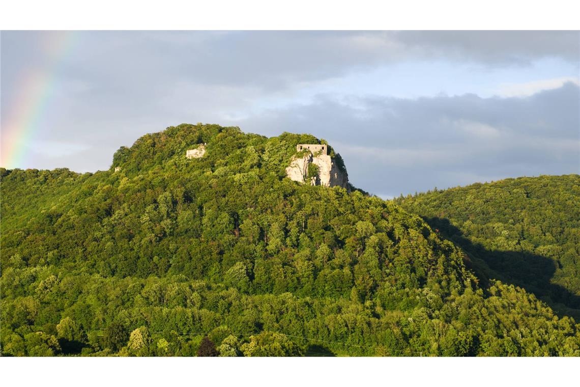 Ruine Rosenstein hoch über Heubach im Ostalbkreis – der Ostfelsen befindet sich auf der Rückseite (Archiv).