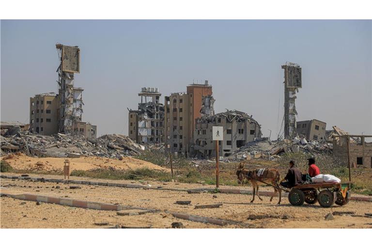 Ruinen von Gebäuden, die bei israelischen Angriffen im zentralen Gazastreifen zerstört wurden.