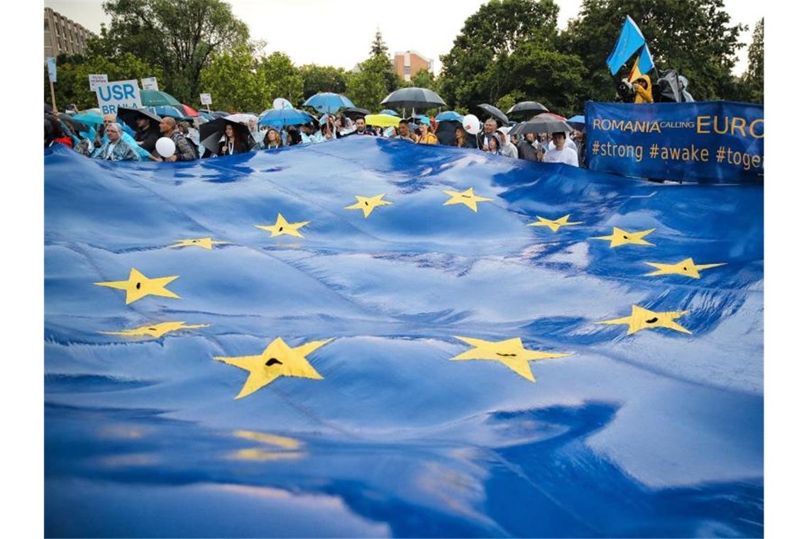 Rumänen halten eine große EU-Flagge bei einer Wahlkundgebung zur Wahl des Europäischen Parlaments. Foto: Vadim Ghirda