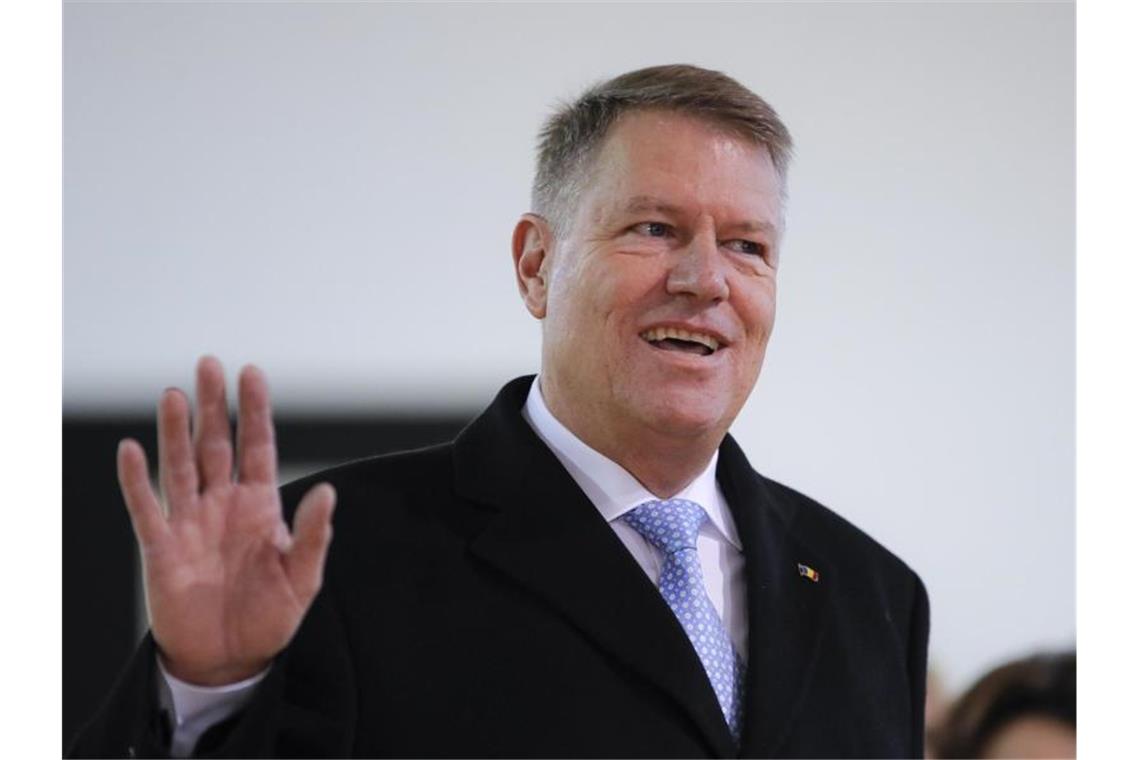 Rumäniens Präsident Klaus Iohannis im Wahllokal. Foto: Vadim Ghirda/AP/dpa