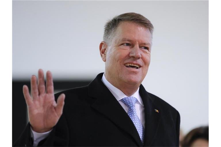 Rumäniens Präsident Klaus Iohannis im Wahllokal. Foto: Vadim Ghirda/AP/dpa