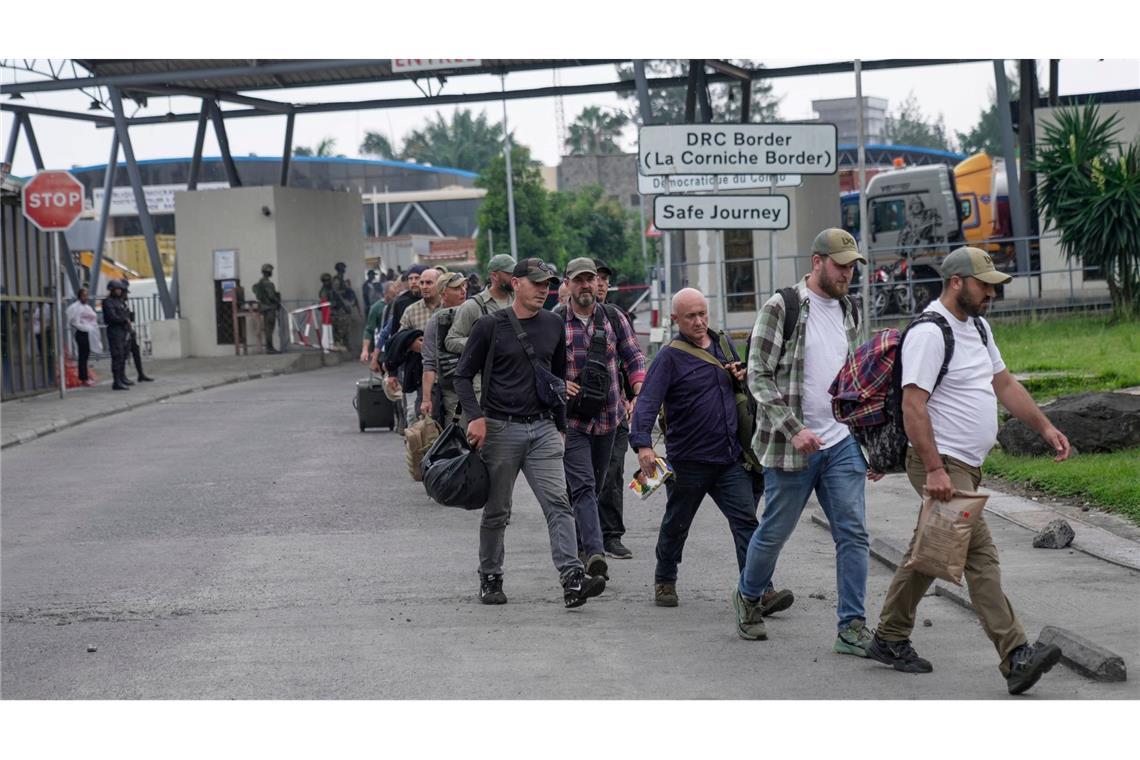 Vereinzelter Widerstand in Goma hält an - Kliniken überfüllt Rumänische Söldner werden am Grenzübergang Gisenyi zwischen Kongo und Ruanda freigelassen.