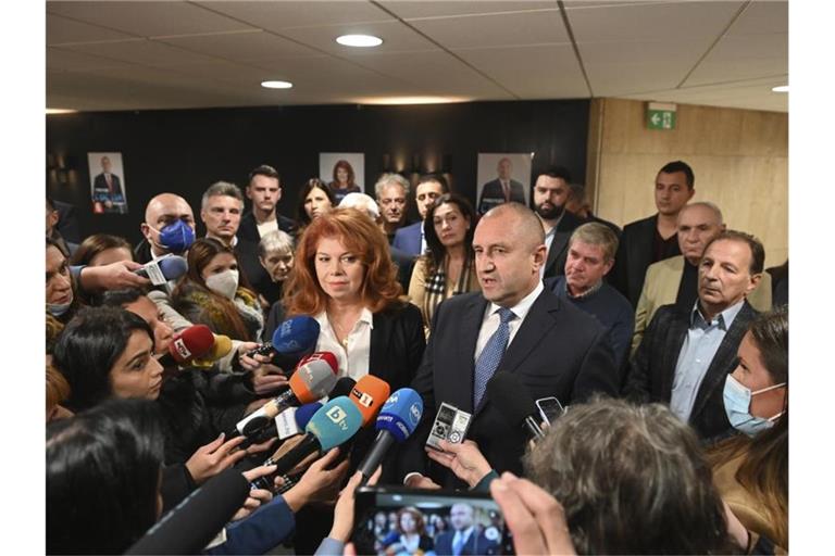 Rumen Radew (Mitte r), Präsident von Bulgarien, und Iliana Iotova (Mitte l), Vizepräsidentin von Bulgarien, sprechen mit Journalisten. Foto: Giannis Papanikos/AP/dpa
