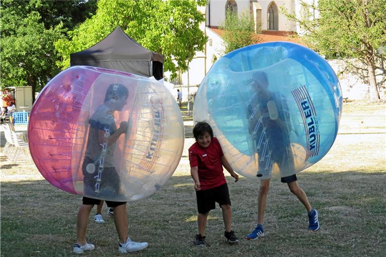 Rumtollen beim Bubble Soccer macht einfach Spaß. Foto: Christine Schick