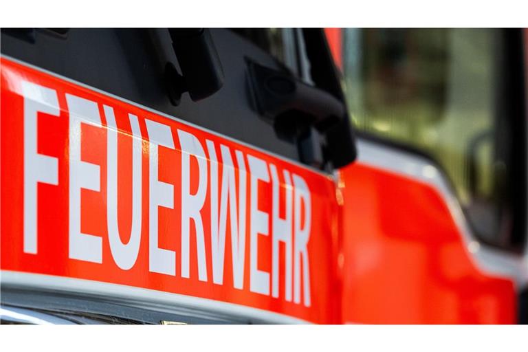 Rund 100 Feuerwehrkräfte rückten mit etlichen Fahrzeugen nach Hechingen aus. (Symbolbild)
