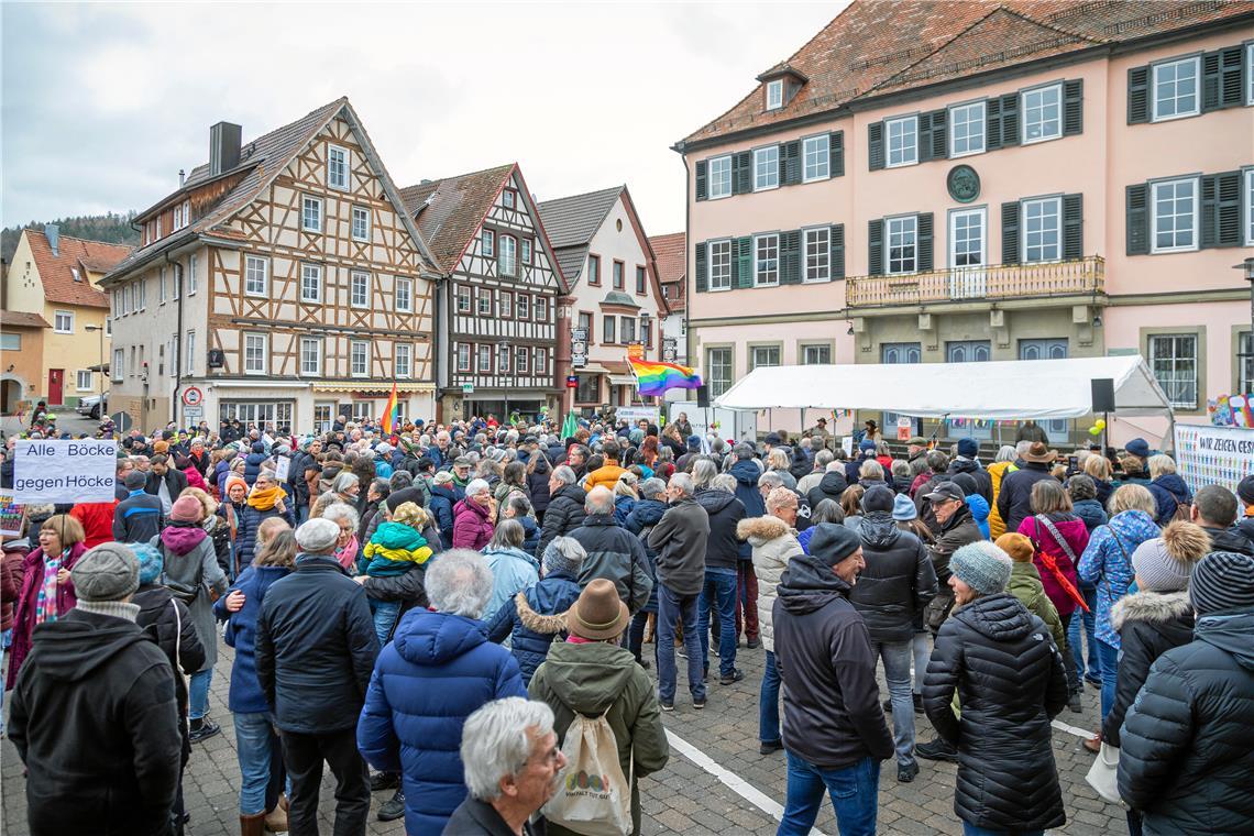 Rund 1000 Menschen waren auf den Marktplatz zur Kundgebung „Demokratie kennt keine Alternative“ gekommen. Foto: Stefan Bossow