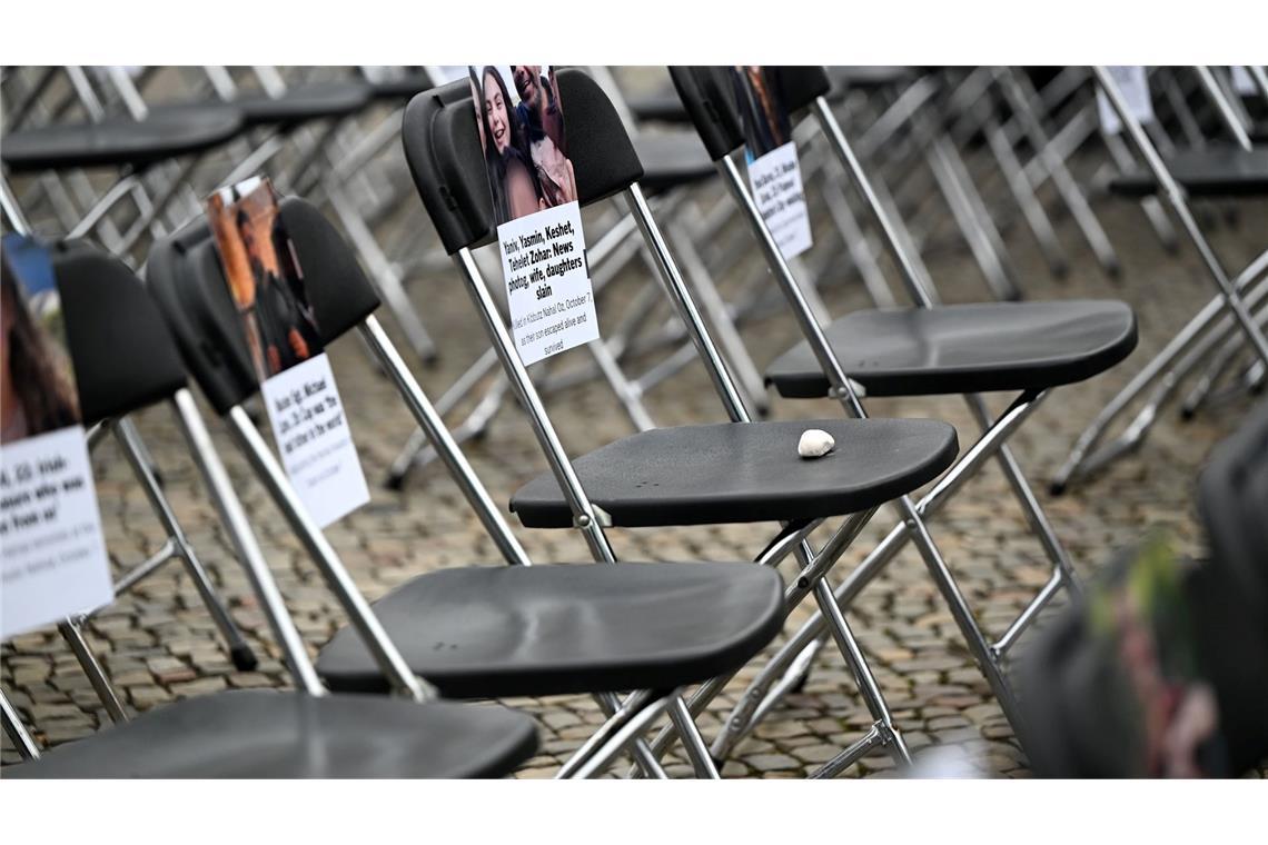 Rund 1.100 Stühle wurden vor Wahrzeichen aufgestellt.