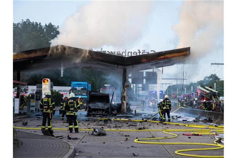 Rund 140 Einsatzkräfte der Feuerwehr löschten den Brand an der Autobahn-Tankstelle Gräfenhausen Ost. Foto: Skander Essadi/5vision.media/dpa
