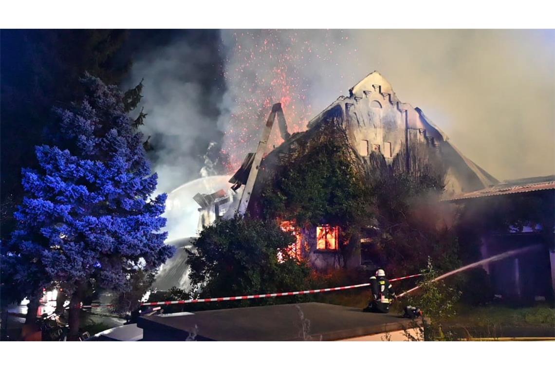 Rund 140 Einsatzkräfte waren zu einem Stallbrand in Baindt bei Ravensburg ausgerückt. Durch das Feuer ist ein Schaden von bis zu 1,5 Millionen Euro entstanden, es sind zwei Pferde und drei Kälber verendet.