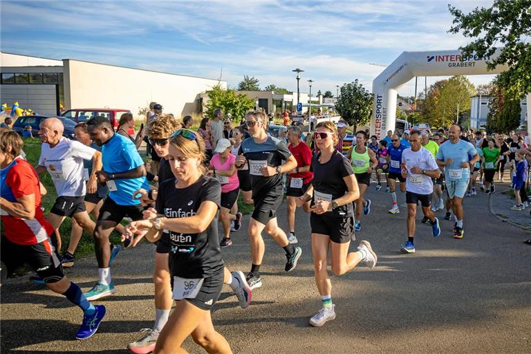 Rund 150 Frauen und Männer über 10 und 5 Kilometer sorgen dafür, dass die organisierenden Murrtal-Runners mit dem 29. Aspacher Volkslauf absolut zufrieden sind. Fotos: Alexander Becher