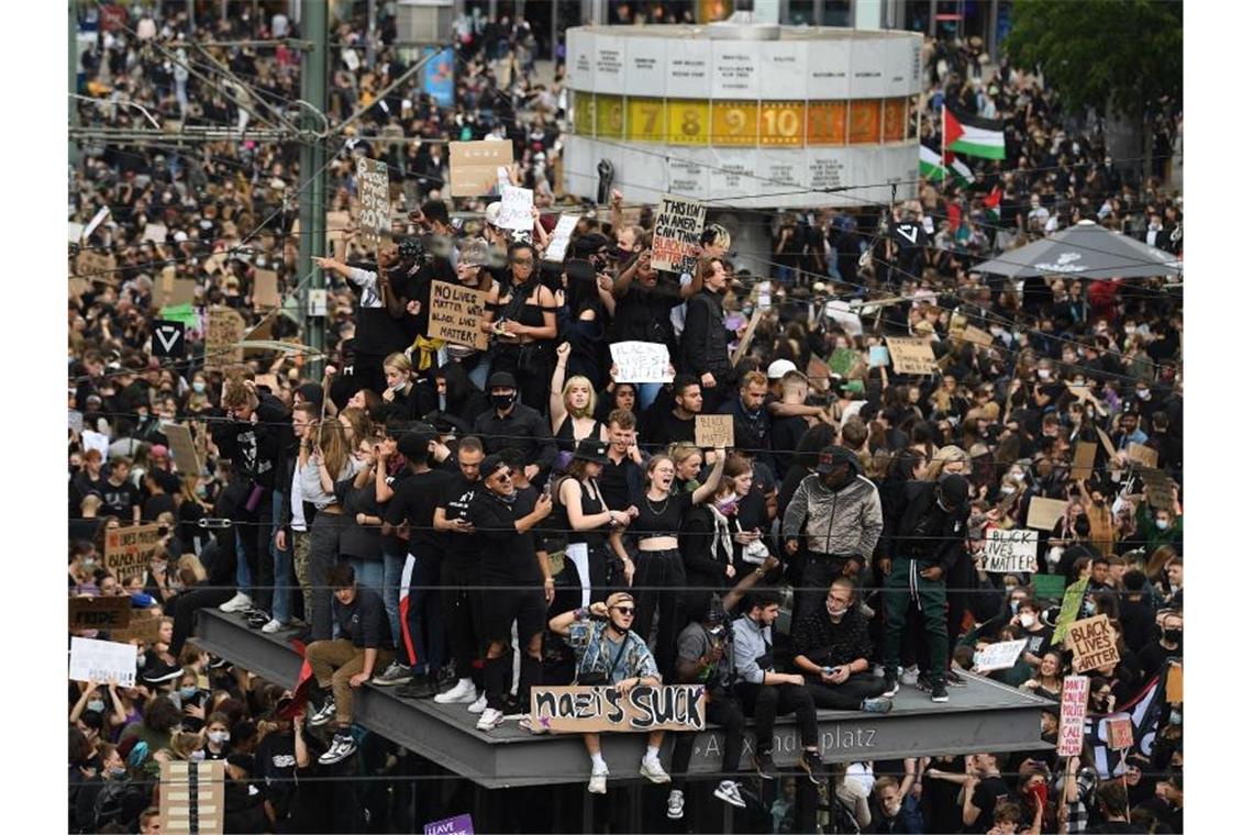 Rund 15.000 Menschen demonstrierten auf dem Alexanderplatz in Berlin. Foto: Britta Pedersen/dpa-Zentralbild/dpa