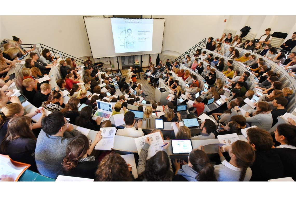 Deutschland zieht immer mehr ausländische Studierende an Rund 17 Prozent aller 2,87 Millionen Studierenden in Deutschland kommen laut Statistischem Bundesamt aus dem Ausland. (Archivbild)