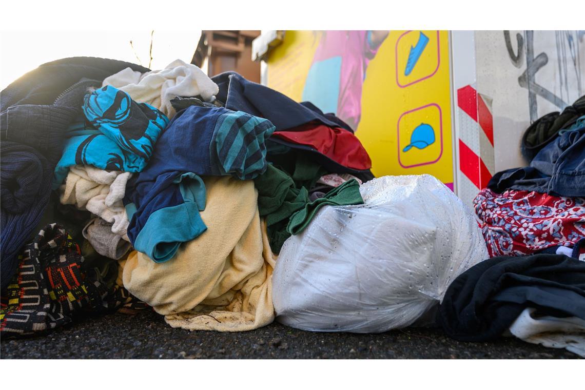Deutlich mehr Klamotten landen im Müll Rund 175.000 Tonnen Bekleidungs- und Textilabfälle wurden im Jahr 2023 in Deutschland von privaten Haushalten eingesammelt.