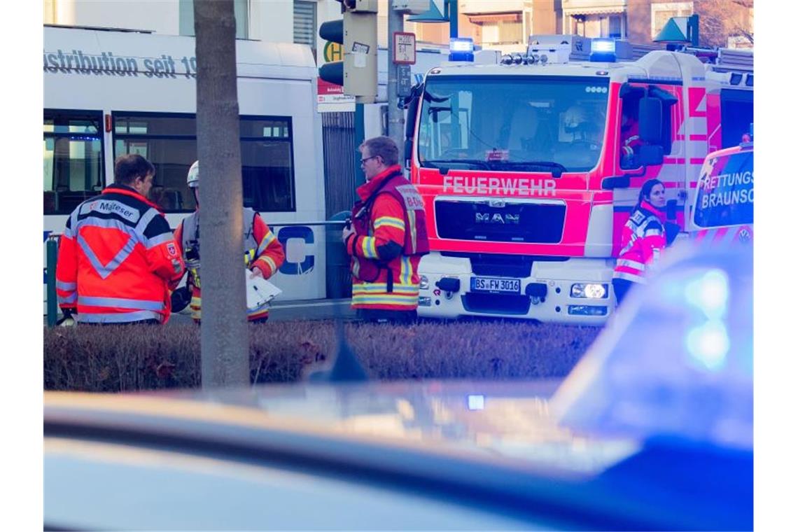 Rund 20 Kinder standen nach dem Unfall unter Schock und wurden von Sanitätern betreut. Foto: Julian Stratenschulte/dpa