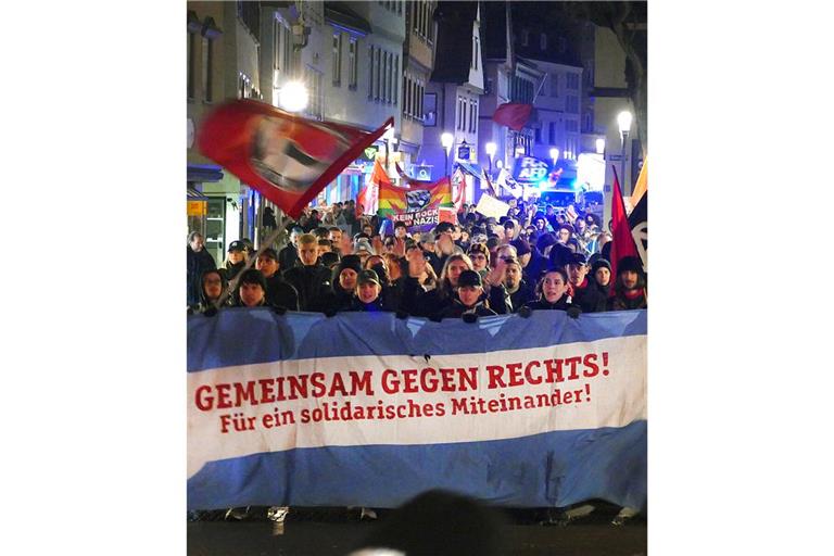 Rund 200 Menschen protestierten am Freitagabend gegen die AfD.