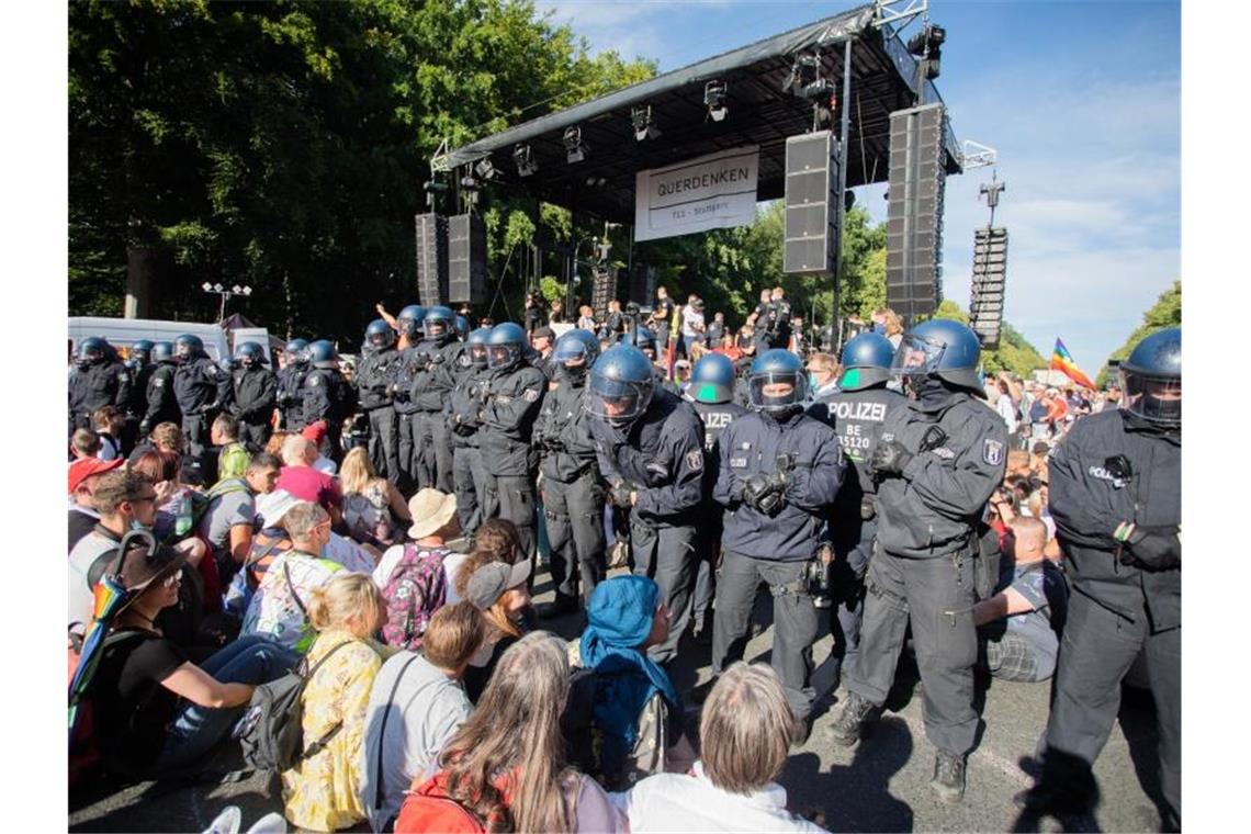 Rund 20.000 Menschen haben in Berlin gegen die Anti-Corona-Maßnahmen der Regierung demonstriert. Foto: Christoph Soeder/dpa