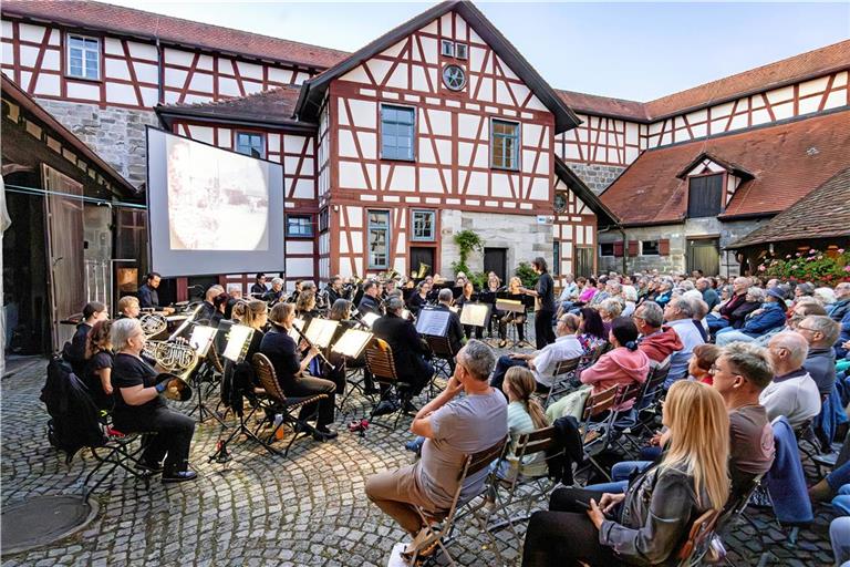 Rund 250 Filmfans lauschen den Klängen der Bläserphilharmonie Rems-Murr auf dem Hof der Burg Reichenberg. Fotos: Dietmar van der Linden