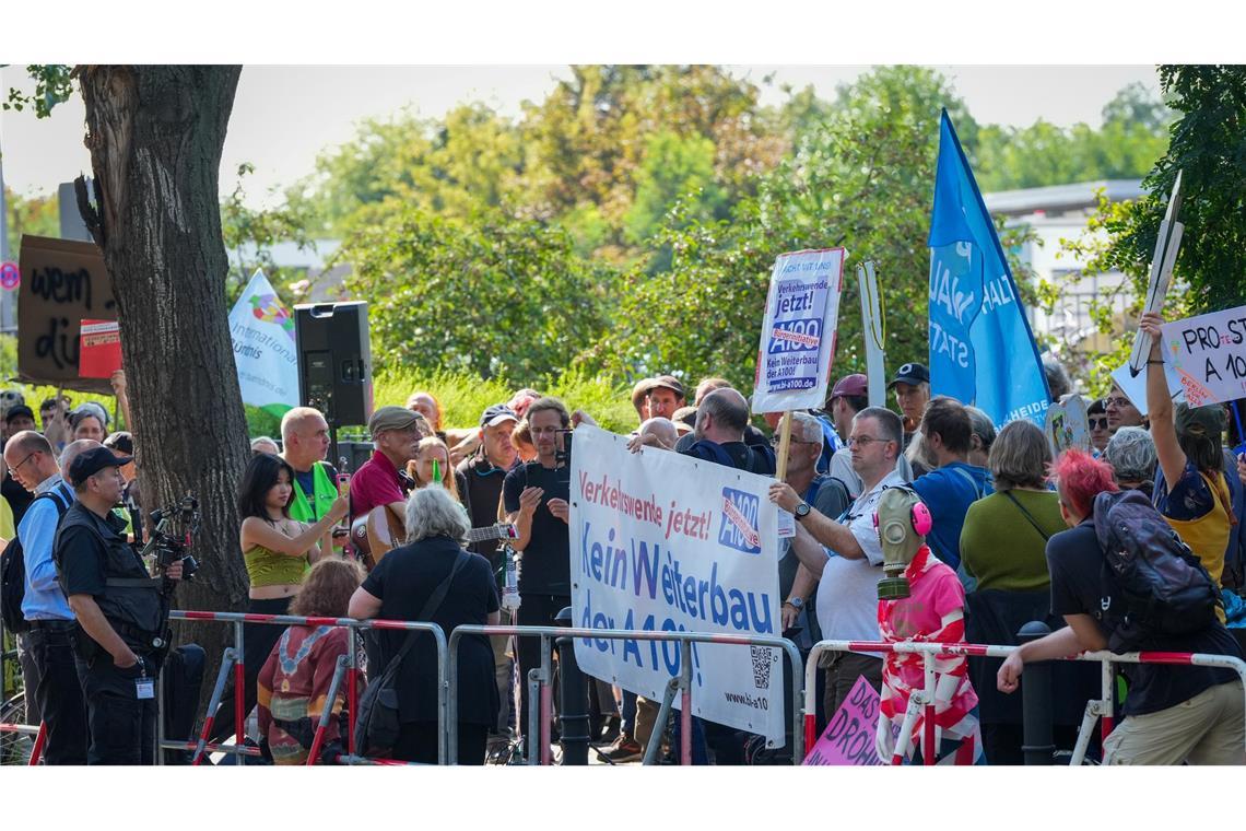 Umstrittenes Teilstück der A100 in Berlin eröffnet Rund 250 Gegnerinnen und Gegner der Verlängerung protestierten gegen die Inbetriebnahme.