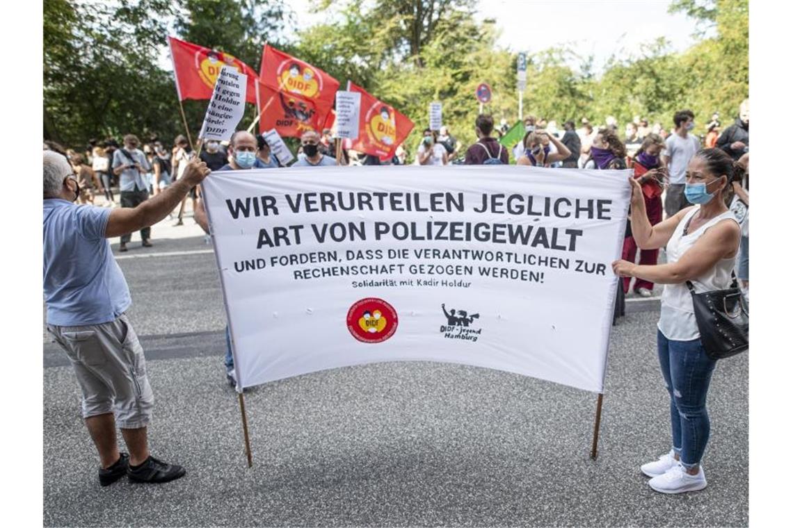 Mehrere hundert Menschen demonstrieren gegen Polizeigewalt Rund 250 Menschen protestierten in Hamburg gegen rassistische Polizeigewalt. Foto: Axel Heimken/dpa