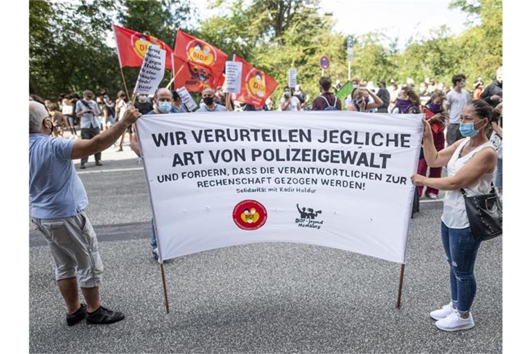 Rund 250 Menschen protestierten in Hamburg gegen rassistische Polizeigewalt. Foto: Axel Heimken/dpa