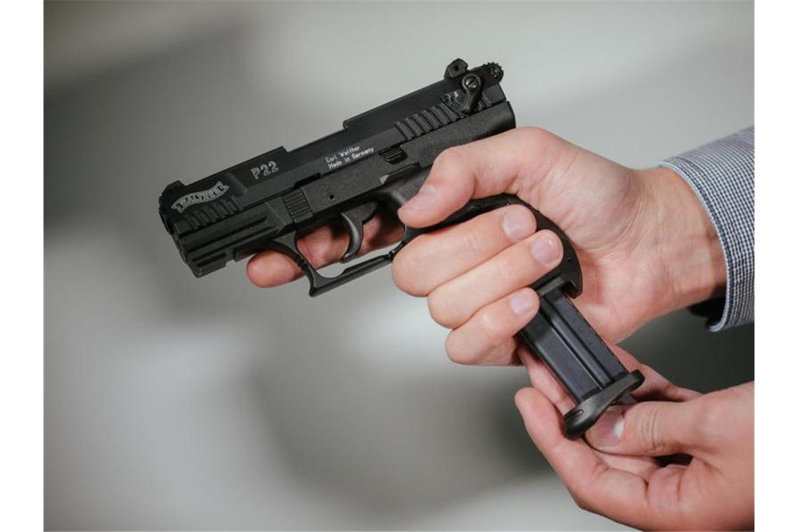 Großer Fund von scharfen Schusswaffen in der rechten Szene Rund 250 scharfe Waffen - darunter auch Kriegswaffen - hat die Polizei in Seevetal sichergestellt. Foto: Oliver Killig/dpa-Zentralbild/dpa