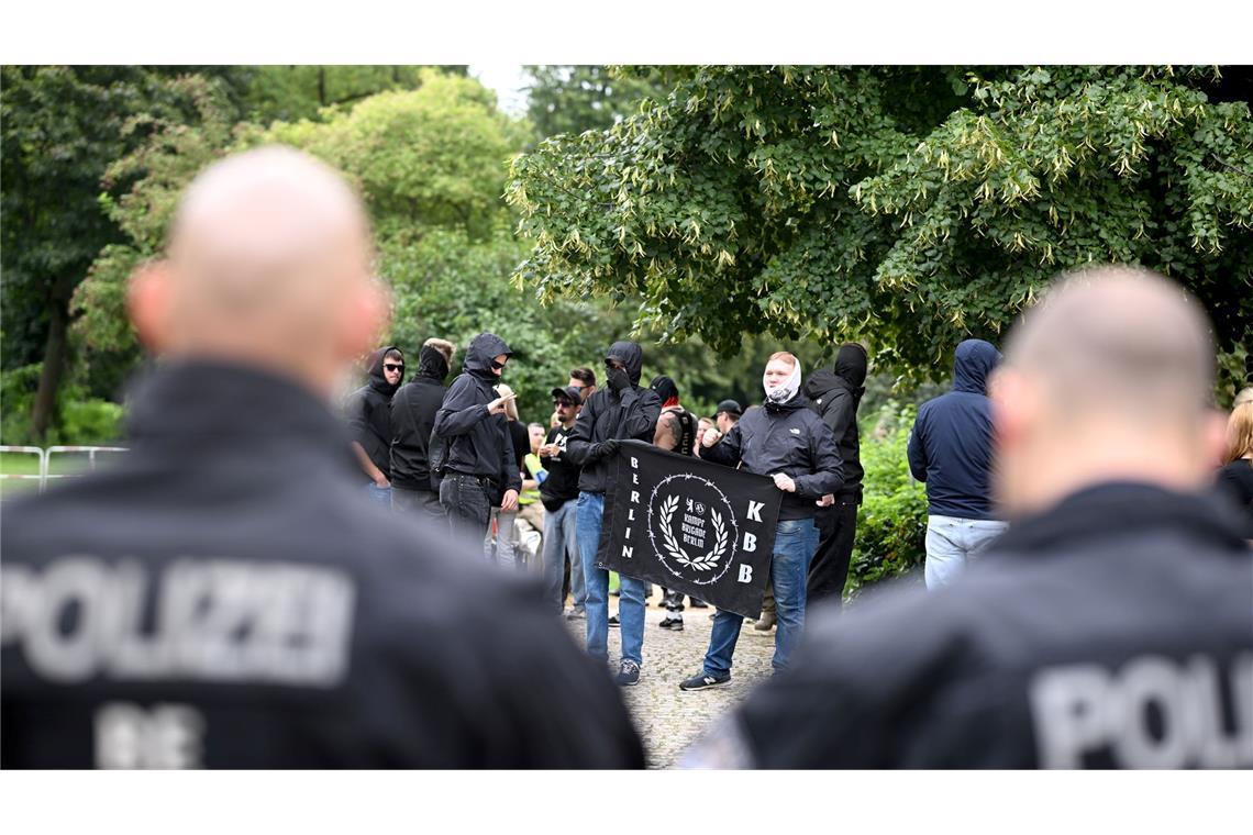 Rund 30 Menschen demonstrieren gegen den CSD.