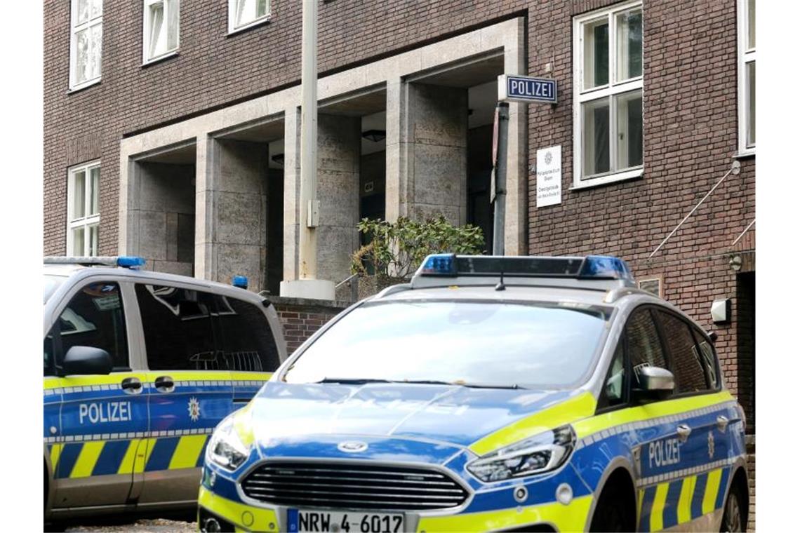 Rund 30 Polizisten in NRW sollen jahrelang rechtsextremistischen Chat-Gruppen angehört haben. Foto: Roland Weihrauch/dpa