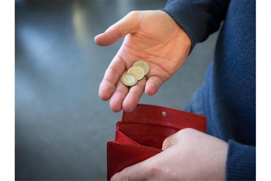 Pandemie belastet Menschen mit niedrigen Einkommen stärker Rund 30 Prozent der Befragten mit besonders niedrigen Einkommen haben seit Beginn der Pandemie Probleme, laufende Ausgaben zu decken. Foto: Friso Gentsch/dpa