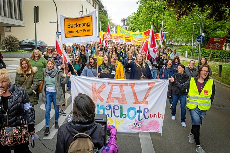 Rund 300 Erzieherinnen und Erzieher streikten heute für bessere Bezahlung und bessere Arbeitsbedingungen. Auch einige Eltern unterstützten die Streikenden, obwohl einige städtische Kitas aufgrund des Streiks geschlossen blieben. Foto: Alexander Becher