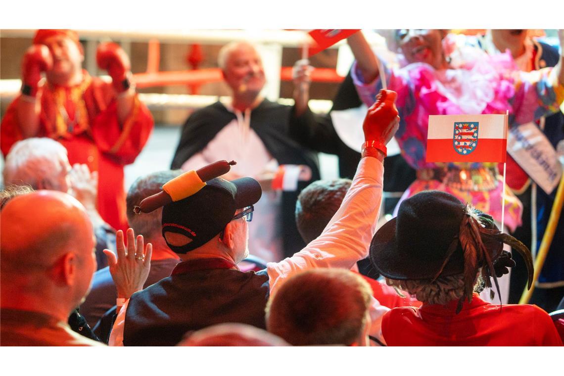 Thüringen gewinnt im Bratwurst-Boxkampf gegen Franken Rund 300 Menschen verfolgten das Spektakel.