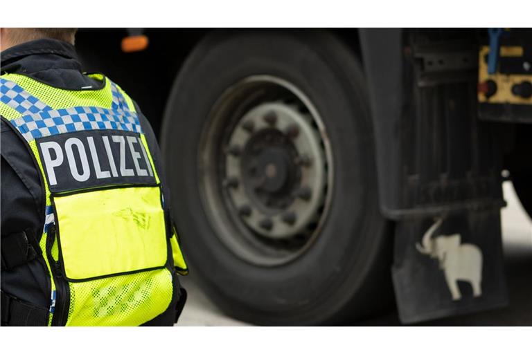 Rund 33 Stunden lang soll ein 44-jähriger Lkw-Fahrer ohne ausreichende Pausen am Stück gefahren sein (Symbolfoto).