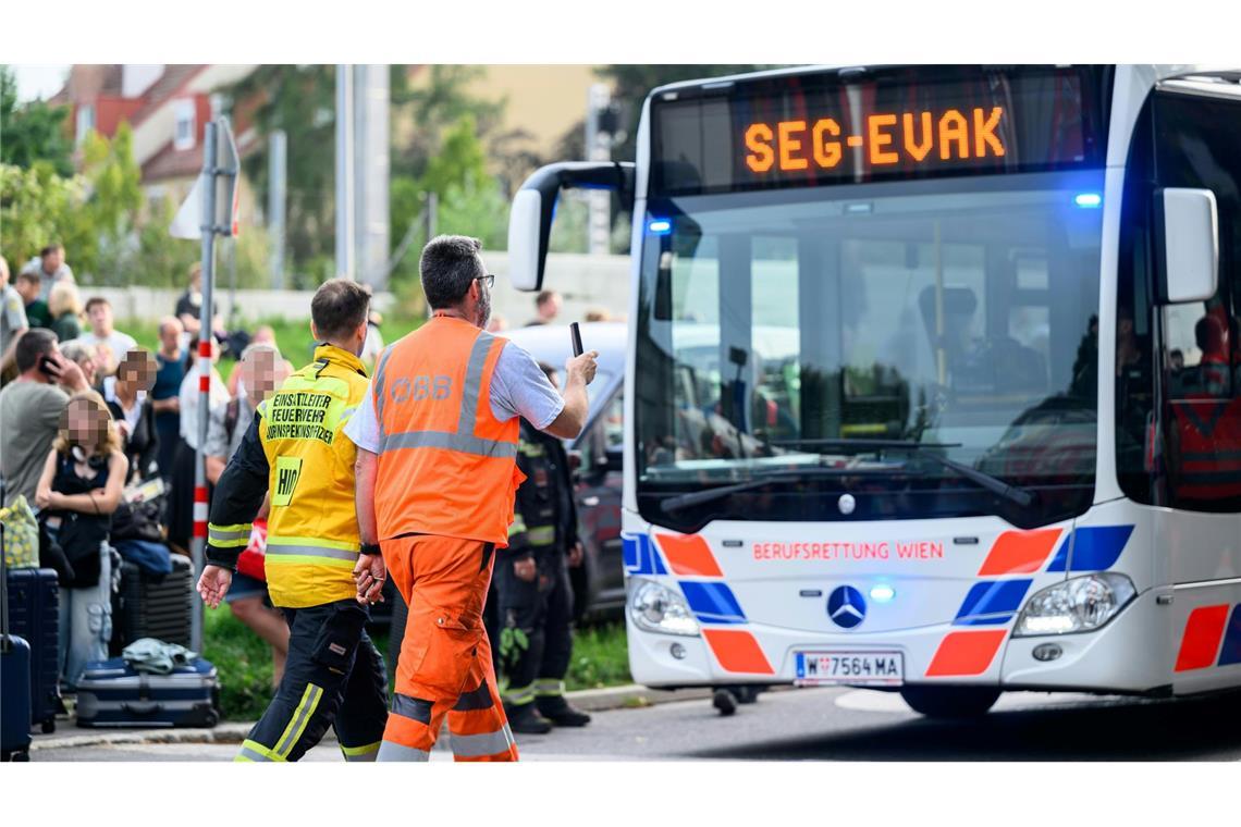 400 ICE-Passagiere aus Tunnel bei Wien gerettet Rund 400 Fahrgäste sind in der Nähe von Wien nach einer technischen Panne aus einem ICE gerettet worden.