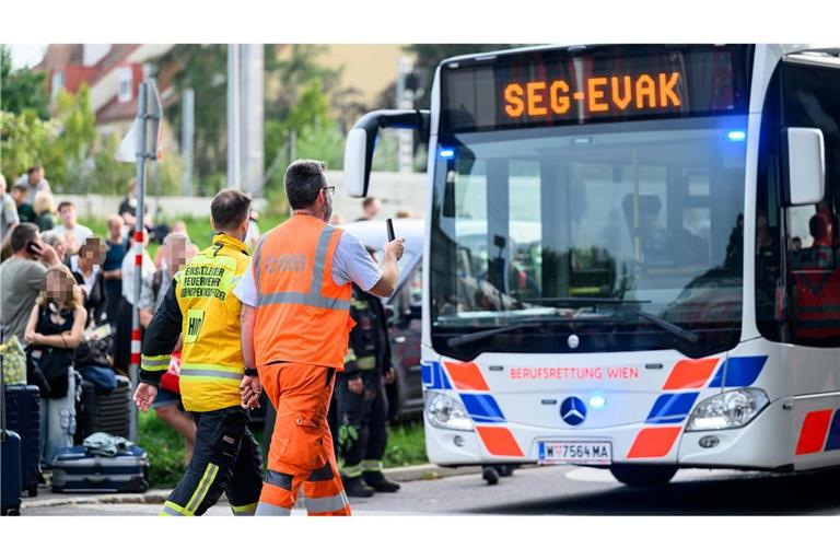 Rund 400 Fahrgäste sind in der Nähe von Wien nach einer technischen Panne aus einem ICE gerettet worden.
