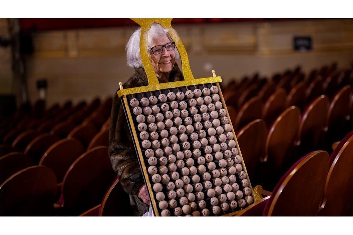Weihnachtslotterie "El Gordo" in Spanien gestartet Rund 400 Zuschauer können die Ziehung der Glückszahlen im Madrider Teatro Real direkt miterleben.