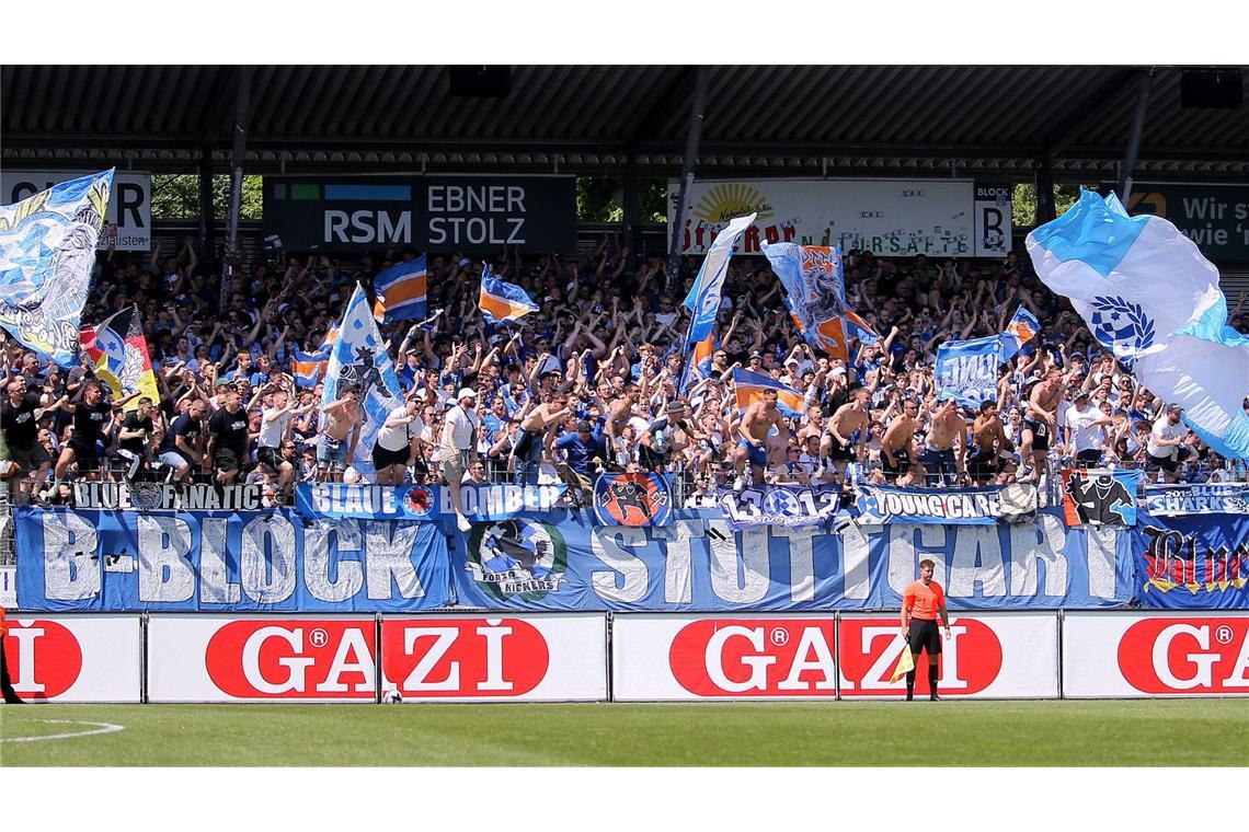 Rund 50 aktive Fans der Stuttgarter Kickers fuhren am Sonntag wieder nach Hause. (Archivbild)