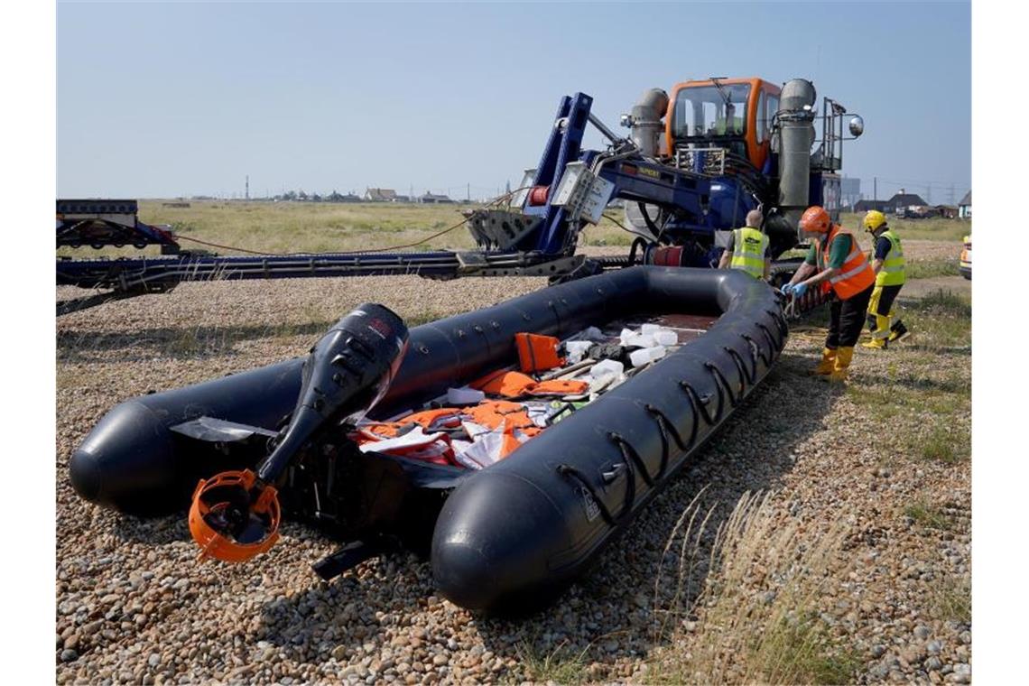 Migrantenzahl im Ärmelkanal höher als im ganzen Vorjahr Rund 50 Menschen kamen in einem einzigen Schlauchboot erst kürzlich an der englischen Küste an. Foto: Gareth Fuller/PA/dpa