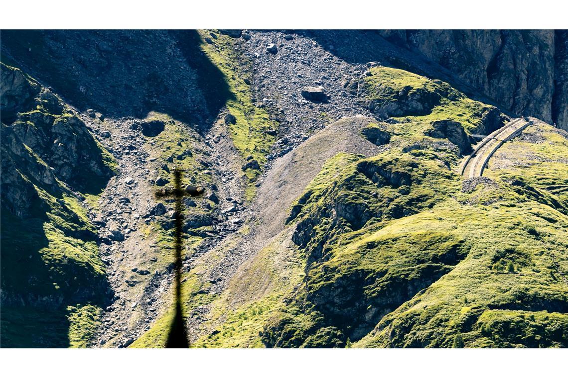 Nach Felssturz: Zugang zu Staumauer in der Schweiz gesperrt Rund 5.000 Kubikmeter Gestein haben sich nahe der Staumauer gelöst.