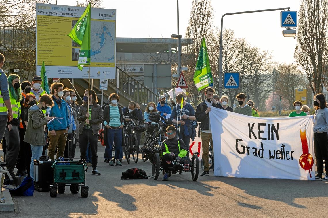 Demonstration für mehr Klimaschutz Rund 60 Menschen haben sich an der Kundgebung beteiligt. Foto: A. Becher