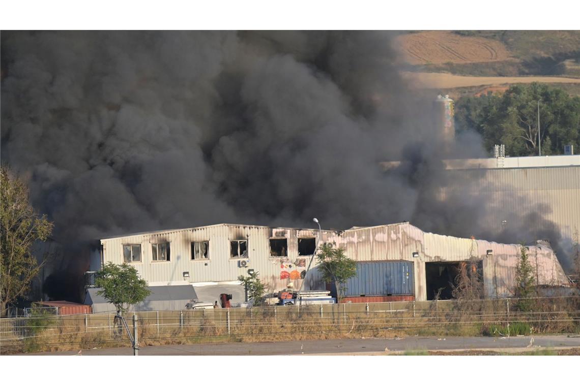 Giftwolke nach Explosionen in spanischem Batteriewerk Rund 60.000 Bewohner umliegender Gemeinden wurden aufgerufen, ihre Häuser nicht zu verlassen, Türen und Fenster geschlossen zu halten und Klimaanlagen auszustellen.